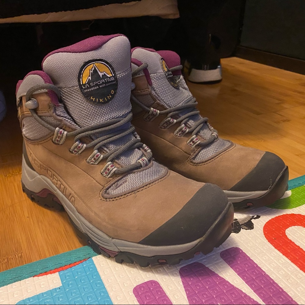 NWOT LA Sportiva Hiking Boots size 7.5 women